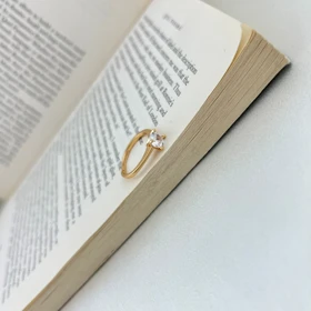 انگشتر زنانه مدل درخشش ابدی طرح طلا با نگین سولیتری