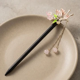 کانزاشی مو زنانه چوبی با آویز گل و پروانه مدل لپیرا