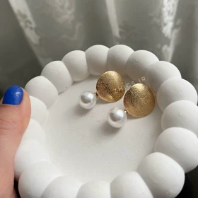 گوشواره طلایی با آویز قرمز