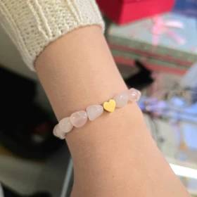 دستبند سنگ رزکوارتز اصل و پلاک قلب آینه ای