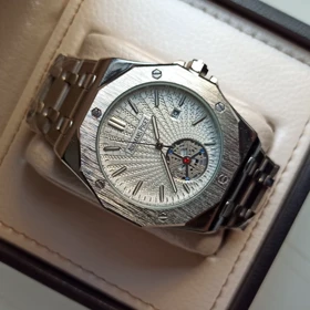 ساعت مچی مردانه طرح AP موتور کوارتز بند درجه یک صفحه سفید تقویم دار با قفل پروانه‌ای