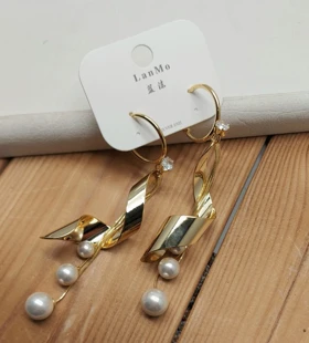 گوشواره زنانه پیچکی با آویز مروارید فانتزی رنگ گلد