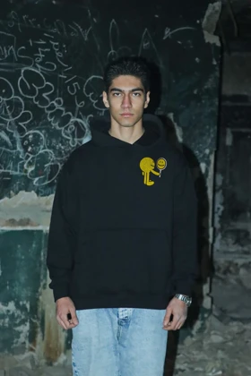 هودی مشکی اسپرت مینیمال طرح آدمک زرد - فواصل