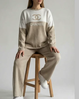 ست بافت زنانه بلوز شلوار دو رنگ طرح چنل chanel آستین بلند شلوار بغل خط کد 1933 (کرم)
