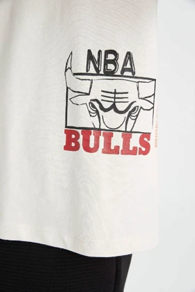 تیشرت آستین کوتاه یقه کوتاه DeFactoFit NBA Chicago Bulls Oversize Fit Crew C9272AX24AU