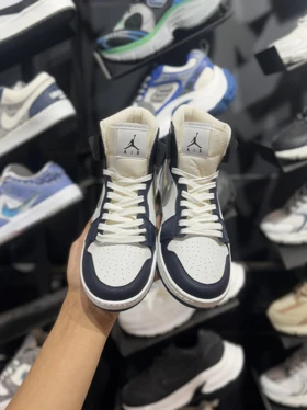 جردن وان ساق‌دار سرمه ای نقره ای