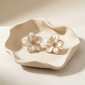 گوشواره میخی میناکاری طرح شکوفه صدفی