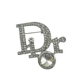 گل سینه زنانه مدل درخشان طرح حروف Dior نگیندار