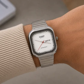 ساعت مچی کلاسیک کاسیو (Casio) – صفحه مربع رنگی و بند فلزی (سفید)