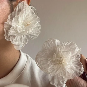 گوشواره گل رز سفید حریر