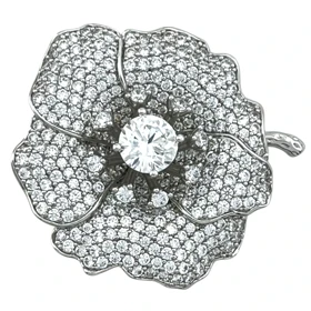 گل سینه زنانه ژوپینگ مدل فلوریوا طرح گل جواهری نگین‌دار با جلوه نقره ای