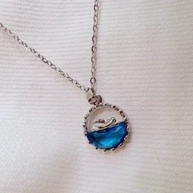 گردنبند استیل طرح «وال و دریا» | پلاک دایره‌ای با رزین آبی شفاف