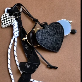 آویز کیف (چارم بگ) جای عینکی