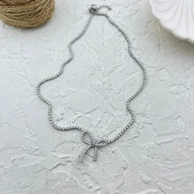 گردنبند زنانه شیک با طرح پاپیون نگین‌دار