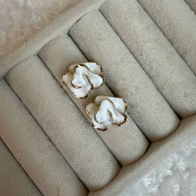 گوشواره میناکاری گل سفید و طلایی