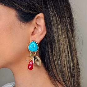 گوشواره آویز استایل بوهو با نگین فیروزه‌ای و آویز مروارید باروک ارغوانی