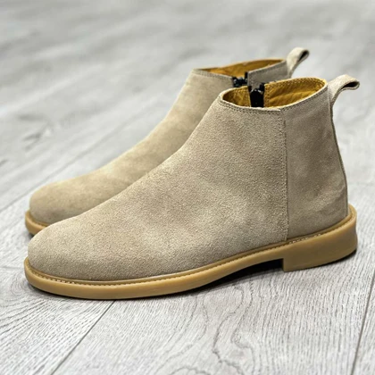 بوت مردانه مدل چلسی زیپ‌دار چرم طبیعی جیر رنگ خاکی