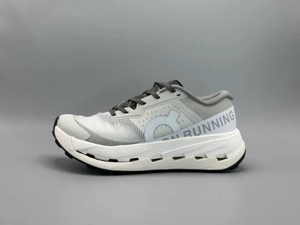 کتانی آن رانینگ کلود اولترا 3 طوسی سفید/On Running