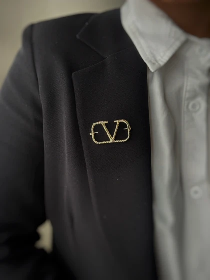 سنجاق سینه Valentino