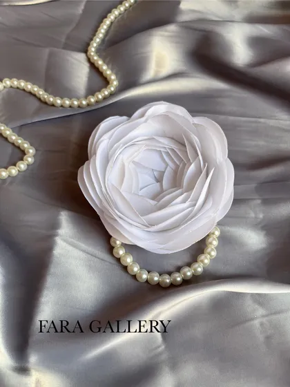 گل سینه (بروچ) ساتنی مرواریدی