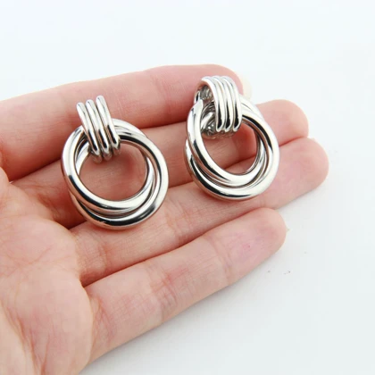 گوشواره زنانه میخی مدل حلقه دولاین