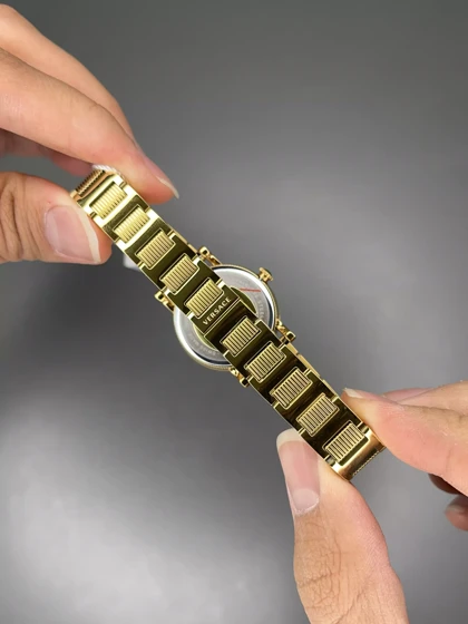 ساعت مچی ورساچه دورحکاکی بند طلایی صفحه طلایی Versace