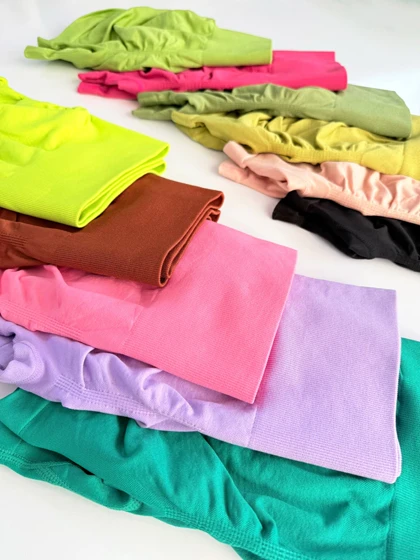 شورتک ورزشی سیملس پشت چروک کنار گتر