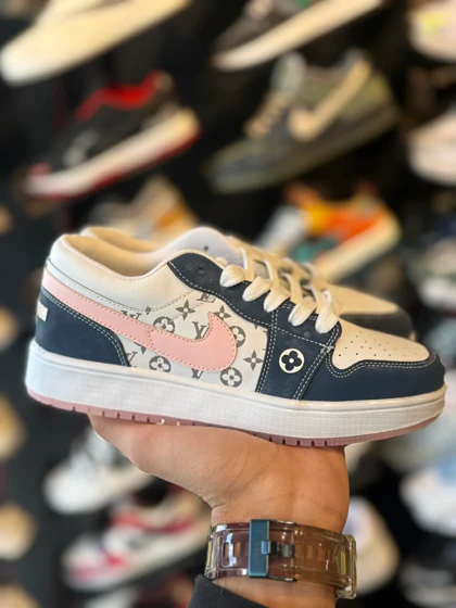 کتانی زنانه جردن وان لوویتون سرمه ای صورتی