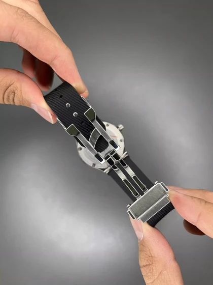 ساعت مچی اوبلو بند رابر صفحه مشکی قاب دور نگین Hublot Classic Fusion