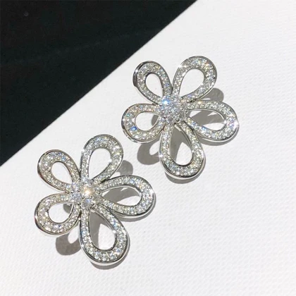 گوشواره طرح گل نگین‌دار