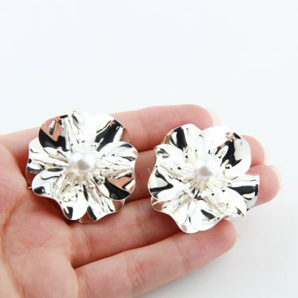 گوشواره زنانه میخی مدل گل مروارید دار