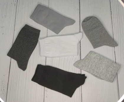 جوراب زنانه ساق‌دار ساده تم سیاه سفید