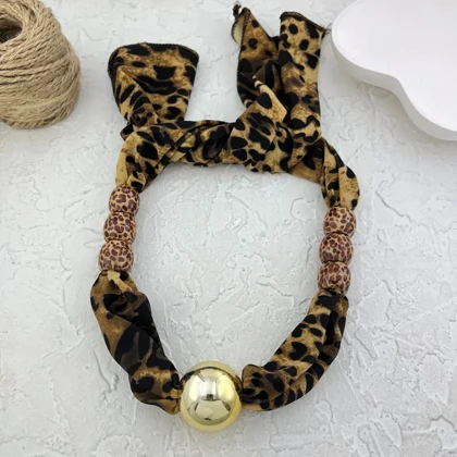 گردنبند زنانه مدل لئوگلد طرح پلنگی لوکس با آویز گوی طلایی