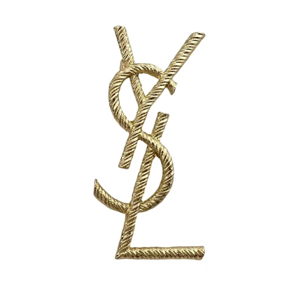 گل سینه طرح YSL طلایی، استایلی بی‌نظیر برای بانوان خوش سلیقه