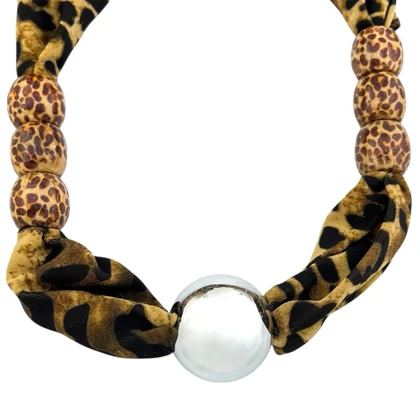 گردنبند زنانه مدل لئوسیلوا طرح پلنگی لوکس با گوی نقره‌ای براق و مهره‌های طرح دار