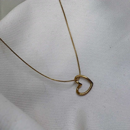 گردنبند استیل مدل «تک قلب» | زنجیر ماری (Snake) طلایی و پلاک منحنی