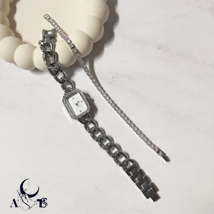 ساعت کارتیر صفحه مستطیل نگین‌دار نقره‌ای