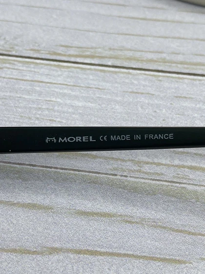 تجربه رانندگی ایمن با عینک آفتابی Oga Morel؛ عدسی پلی‌کربنات UV400 پلاریزه و فریم سبک TR90 برای راحتی و محافظت چشم.