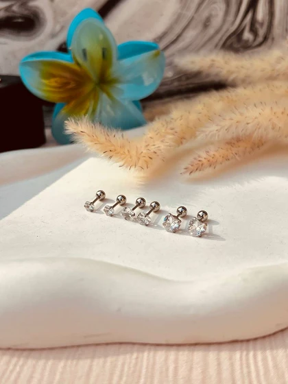 پیرسینگ گوش قلب نگینی