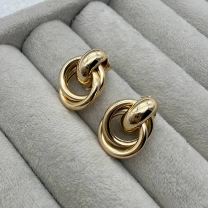 گوشواره طلایی با حلقه‌های درهم‌تنیده کوچک