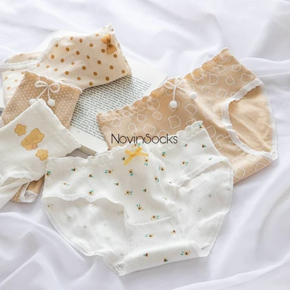 شورت خال‌خالی منگوله‌دار