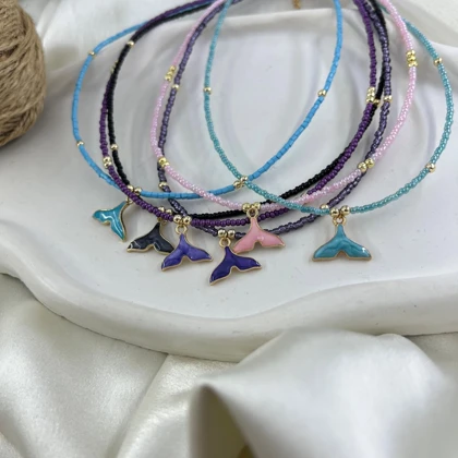 گردنبند زنانه مهره‌ای مدل آبگون طرح دم وال تابستانی