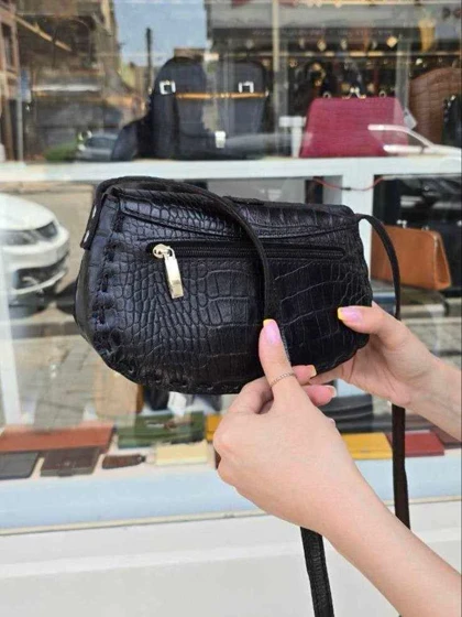کیف چرم زنانه درب پروانه مشکی تمام سنگی چرم اصل گاوی