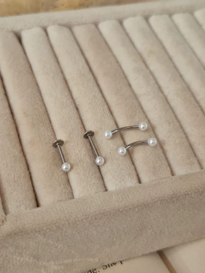 پیرسینگ گوش و ابرو مرواریدی