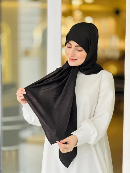 روسری ساتن خط‌دار مشکی