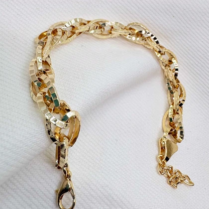 دستبند برند شین مدل «بیضی زرین» | با آبکاری طلای 24 عیار و تراش‌های درخشان