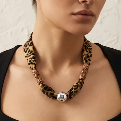 گردنبند زنانه مدل لئوسیلوا طرح پلنگی لوکس با گوی نقره‌ای براق و مهره‌های طرح دار