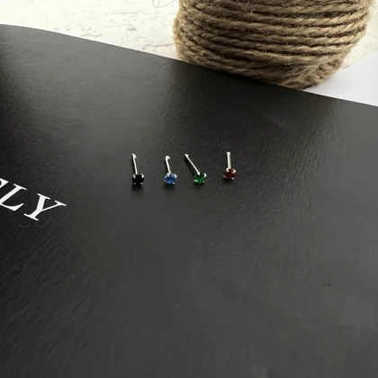 پیرسینگ بینی نقره‌ای زنانه با نگین ظریف