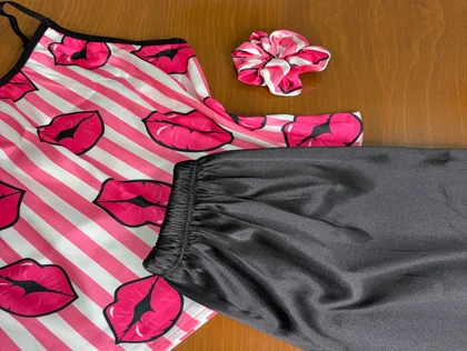 ست نیم‌تنه و شلوارک طرح بوسه 087