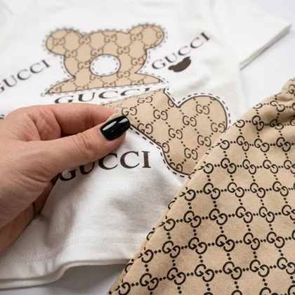 ست تیشرت شلوارک بچگانه مدل GUCCI سفید طلایی سایز 40,45